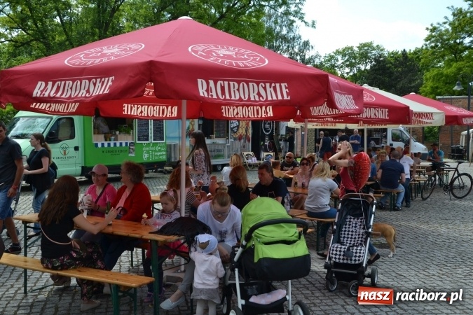 Zdjęcie w galerii na portalu naszraciborz.pl: Kolejny zlot food trucków na raciborskim zamku wiadomości z regionu