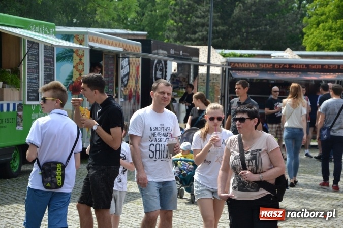 Zdjęcie w galerii na portalu naszraciborz.pl: Kolejny zlot food trucków na raciborskim zamku wiadomości z regionu