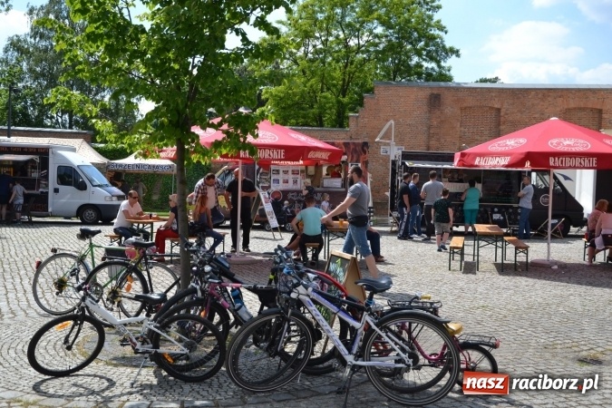 Zdjęcie w galerii na portalu naszraciborz.pl: Kolejny zlot food trucków na raciborskim zamku wiadomości z regionu