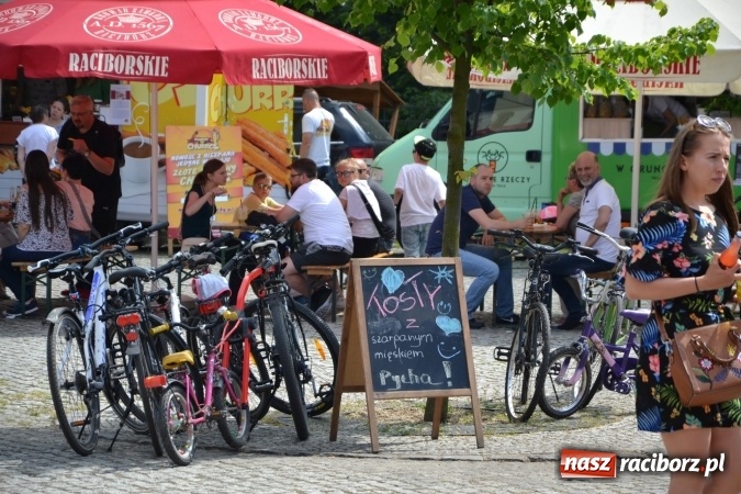 Zdjęcie w galerii na portalu naszraciborz.pl: Kolejny zlot food trucków na raciborskim zamku wiadomości z regionu