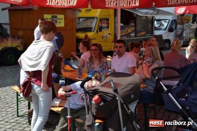 Zdjęcie w galerii na portalu naszraciborz.pl: Kolejny zlot food trucków na raciborskim zamku wiadomości z regionu