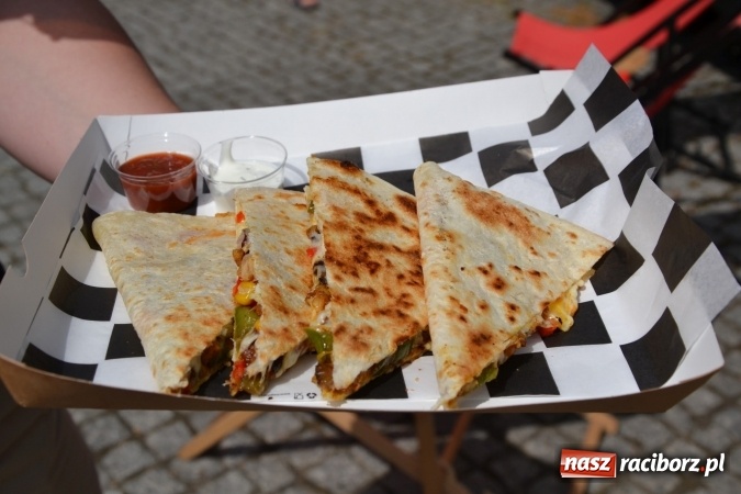 Zdjęcie w galerii na portalu naszraciborz.pl: Kolejny zlot food trucków na raciborskim zamku wiadomości z regionu