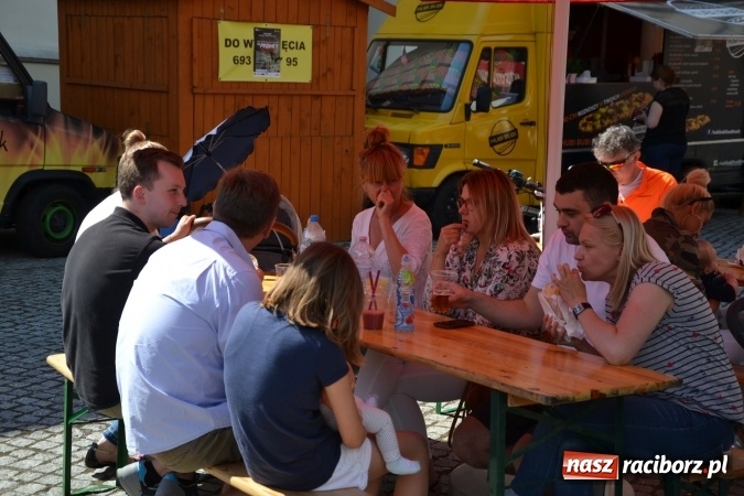 Zdjęcie w galerii na portalu naszraciborz.pl: Kolejny zlot food trucków na raciborskim zamku wiadomości z regionu