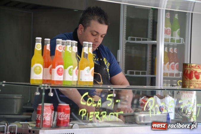 Zdjęcie w galerii na portalu naszraciborz.pl: Kolejny zlot food trucków na raciborskim zamku wiadomości z regionu