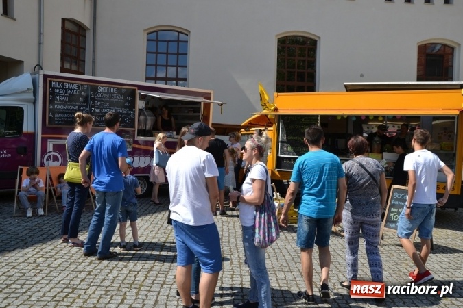 Zdjęcie w galerii na portalu naszraciborz.pl: Kolejny zlot food trucków na raciborskim zamku wiadomości z regionu