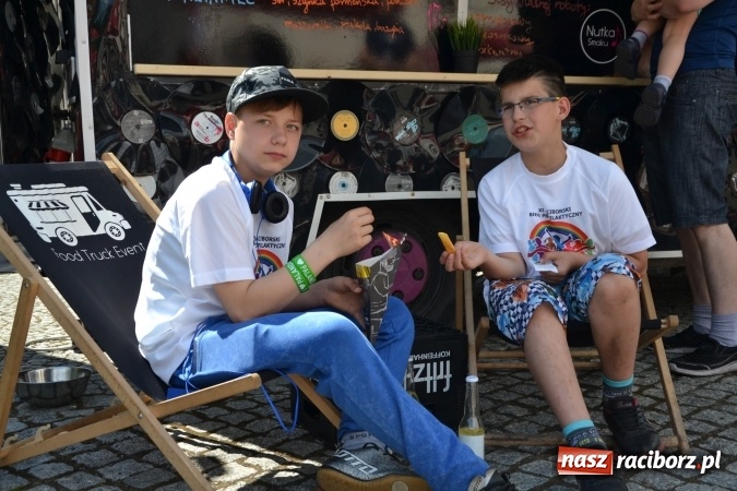 Zdjęcie w galerii na portalu naszraciborz.pl: Kolejny zlot food trucków na raciborskim zamku wiadomości z regionu