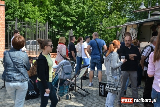 Zdjęcie w galerii na portalu naszraciborz.pl: Kolejny zlot food trucków na raciborskim zamku wiadomości z regionu