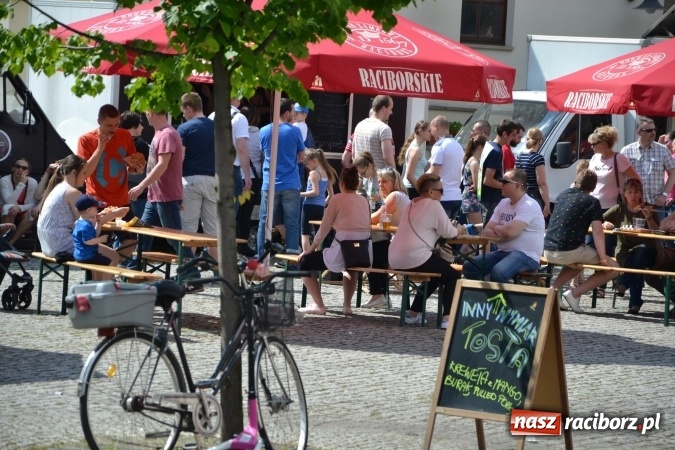 Zdjęcie w galerii na portalu naszraciborz.pl: Kolejny zlot food trucków na raciborskim zamku wiadomości z regionu