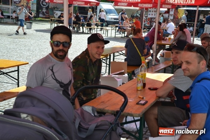 Zdjęcie w galerii na portalu naszraciborz.pl: Kolejny zlot food trucków na raciborskim zamku wiadomości z regionu