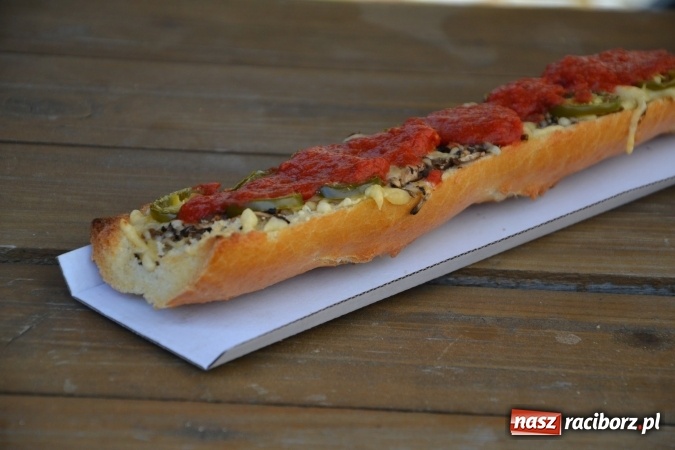 Zdjęcie w galerii na portalu naszraciborz.pl: Kolejny zlot food trucków na raciborskim zamku wiadomości z regionu