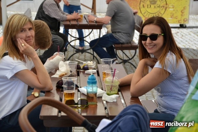 Zdjęcie w galerii na portalu naszraciborz.pl: Kolejny zlot food trucków na raciborskim zamku wiadomości z regionu