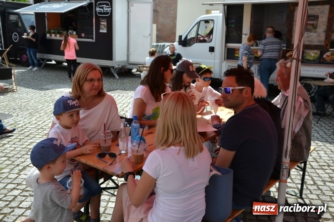 Zdjęcie w galerii na portalu naszraciborz.pl: Kolejny zlot food trucków na raciborskim zamku wiadomości z regionu