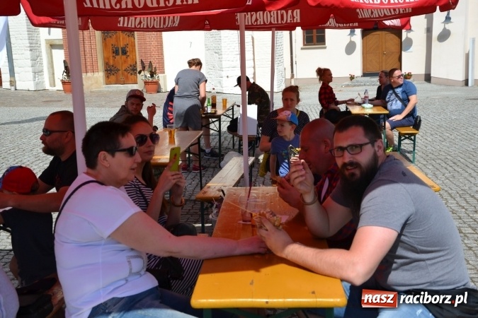 Zdjęcie w galerii na portalu naszraciborz.pl: Kolejny zlot food trucków na raciborskim zamku wiadomości z regionu