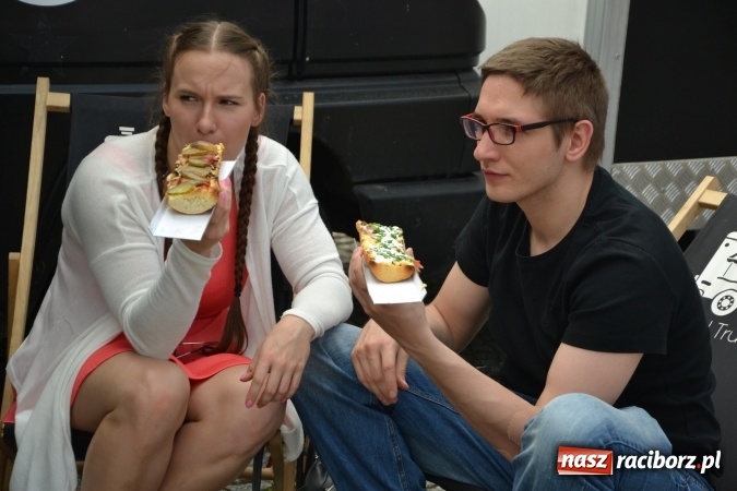 Zdjęcie w galerii na portalu naszraciborz.pl: Kolejny zlot food trucków na raciborskim zamku wiadomości z regionu