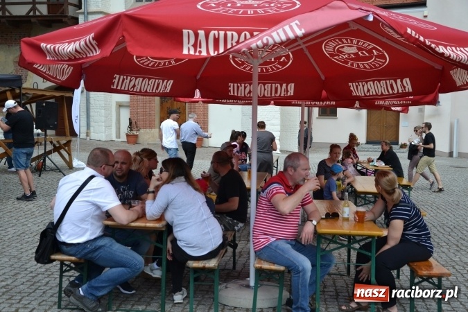 Zdjęcie w galerii na portalu naszraciborz.pl: Kolejny zlot food trucków na raciborskim zamku wiadomości z regionu