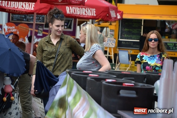 Zdjęcie w galerii na portalu naszraciborz.pl: Kolejny zlot food trucków na raciborskim zamku wiadomości z regionu