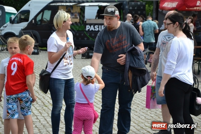 Zdjęcie w galerii na portalu naszraciborz.pl: Kolejny zlot food trucków na raciborskim zamku wiadomości z regionu