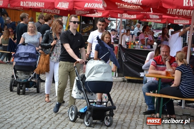 Zdjęcie w galerii na portalu naszraciborz.pl: Kolejny zlot food trucków na raciborskim zamku wiadomości z regionu