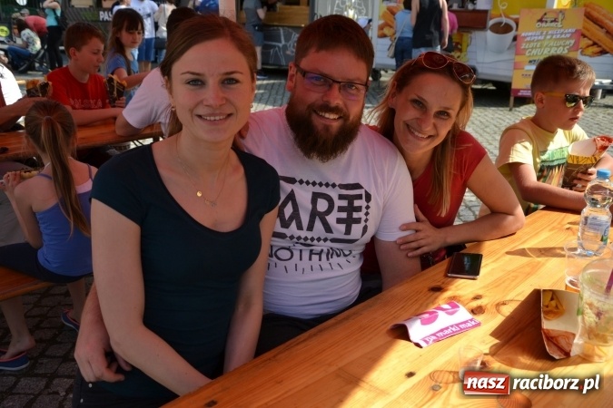 Zdjęcie w galerii na portalu naszraciborz.pl: Kolejny zlot food trucków na raciborskim zamku wiadomości z regionu