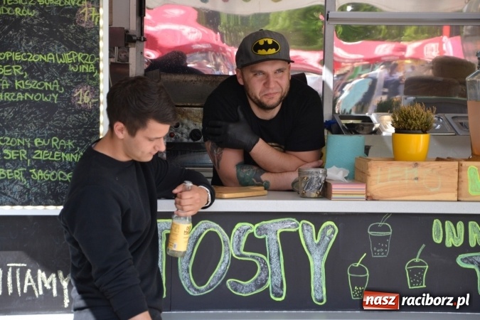 Zdjęcie w galerii na portalu naszraciborz.pl: Kolejny zlot food trucków na raciborskim zamku wiadomości z regionu