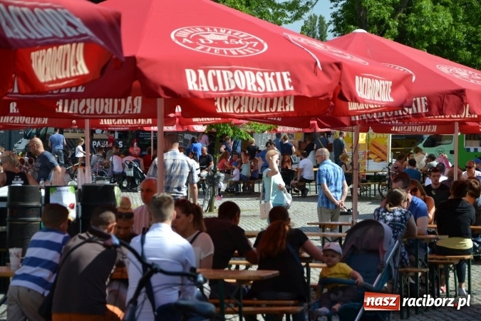 Zdjęcie w galerii na portalu naszraciborz.pl: Kolejny zlot food trucków na raciborskim zamku wiadomości z regionu