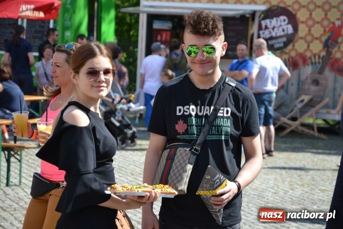 Zdjęcie w galerii na portalu naszraciborz.pl: Kolejny zlot food trucków na raciborskim zamku wiadomości z regionu