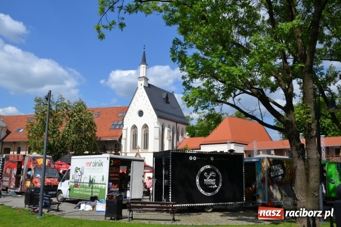 Zdjęcie w galerii na portalu naszraciborz.pl: Kolejny zlot food trucków na raciborskim zamku wiadomości z regionu