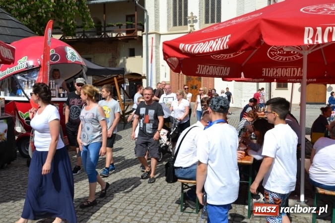Zdjęcie w galerii na portalu naszraciborz.pl: Kolejny zlot food trucków na raciborskim zamku wiadomości z regionu
