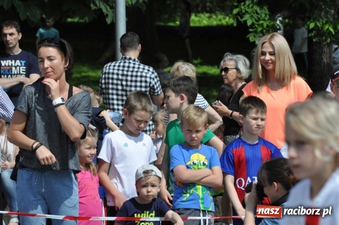Zdjęcie w galerii na portalu naszraciborz.pl: Pół tysiąca dzieci i młodzieży na XI Biegu Profilaktycznym w parku im. Miasta Roth wiadomości z regionu