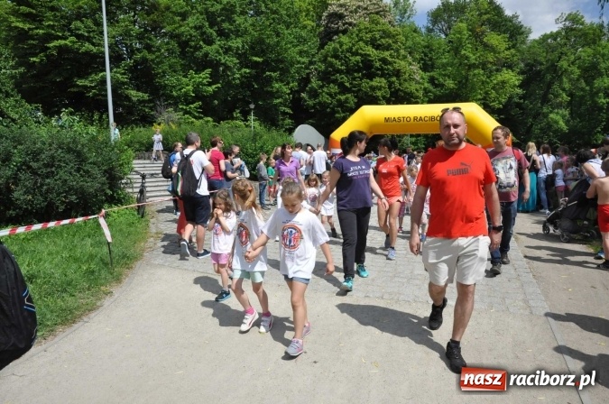 Zdjęcie w galerii na portalu naszraciborz.pl: Pół tysiąca dzieci i młodzieży na XI Biegu Profilaktycznym w parku im. Miasta Roth wiadomości z regionu