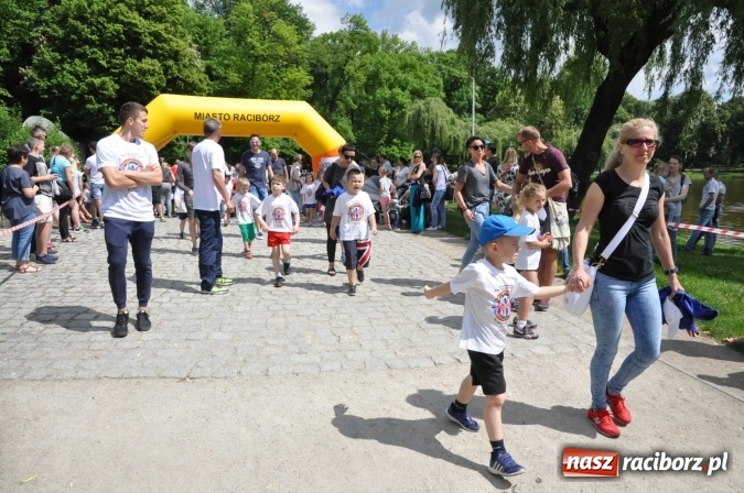 Zdjęcie w galerii na portalu naszraciborz.pl: Pół tysiąca dzieci i młodzieży na XI Biegu Profilaktycznym w parku im. Miasta Roth wiadomości z regionu