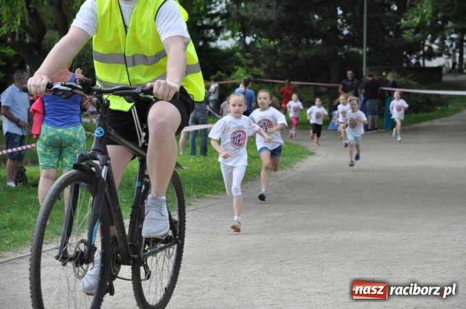 Zdjęcie w galerii na portalu naszraciborz.pl: Pół tysiąca dzieci i młodzieży na XI Biegu Profilaktycznym w parku im. Miasta Roth wiadomości z regionu