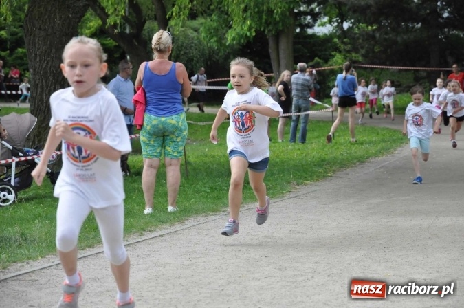 Zdjęcie w galerii na portalu naszraciborz.pl: Pół tysiąca dzieci i młodzieży na XI Biegu Profilaktycznym w parku im. Miasta Roth wiadomości z regionu