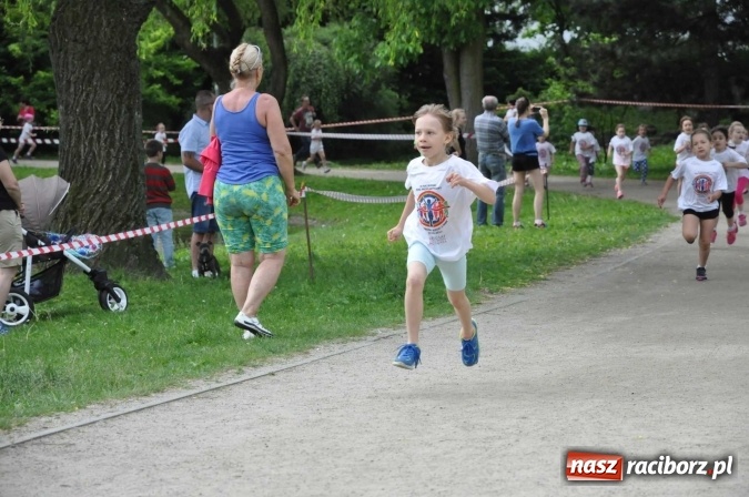 Zdjęcie w galerii na portalu naszraciborz.pl: Pół tysiąca dzieci i młodzieży na XI Biegu Profilaktycznym w parku im. Miasta Roth wiadomości z regionu