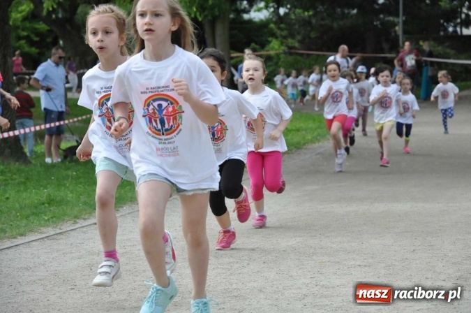 Zdjęcie w galerii na portalu naszraciborz.pl: Pół tysiąca dzieci i młodzieży na XI Biegu Profilaktycznym w parku im. Miasta Roth wiadomości z regionu