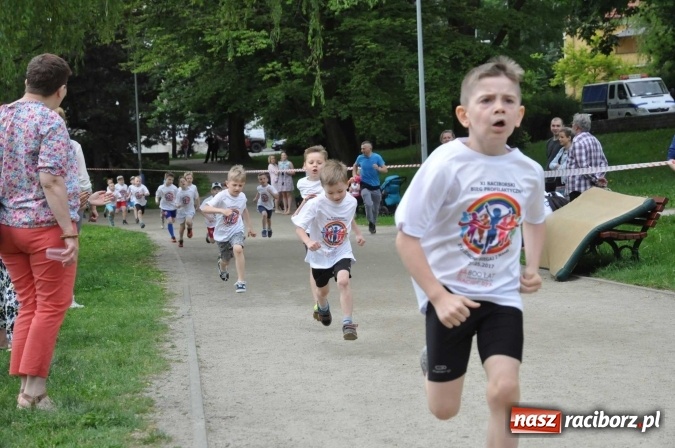 Zdjęcie w galerii na portalu naszraciborz.pl: Pół tysiąca dzieci i młodzieży na XI Biegu Profilaktycznym w parku im. Miasta Roth wiadomości z regionu