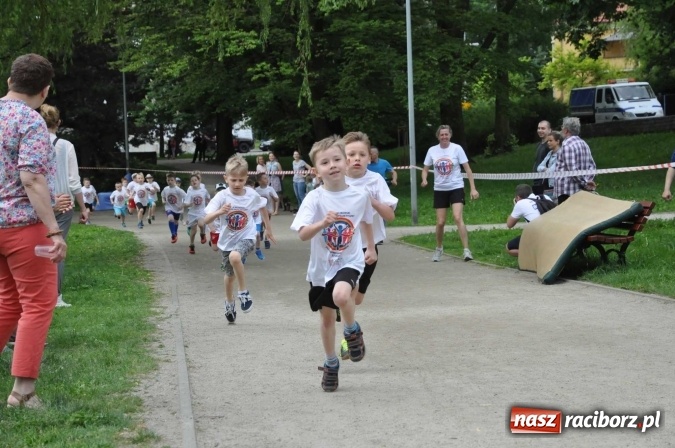 Zdjęcie w galerii na portalu naszraciborz.pl: Pół tysiąca dzieci i młodzieży na XI Biegu Profilaktycznym w parku im. Miasta Roth wiadomości z regionu