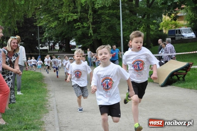 Zdjęcie w galerii na portalu naszraciborz.pl: Pół tysiąca dzieci i młodzieży na XI Biegu Profilaktycznym w parku im. Miasta Roth wiadomości z regionu