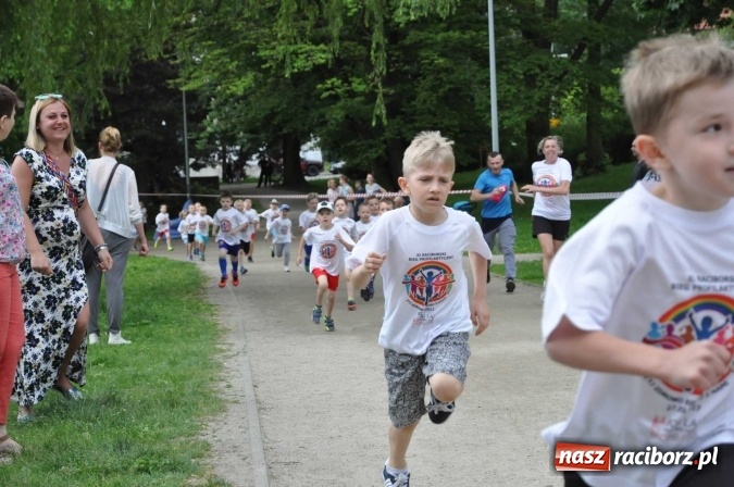 Zdjęcie w galerii na portalu naszraciborz.pl: Pół tysiąca dzieci i młodzieży na XI Biegu Profilaktycznym w parku im. Miasta Roth wiadomości z regionu