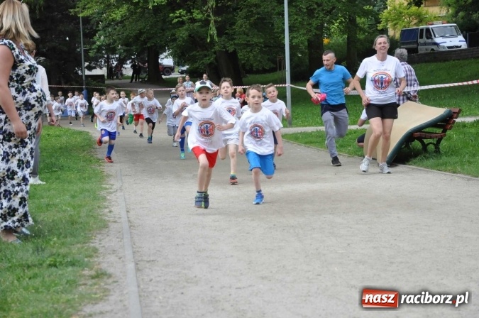 Zdjęcie w galerii na portalu naszraciborz.pl: Pół tysiąca dzieci i młodzieży na XI Biegu Profilaktycznym w parku im. Miasta Roth wiadomości z regionu
