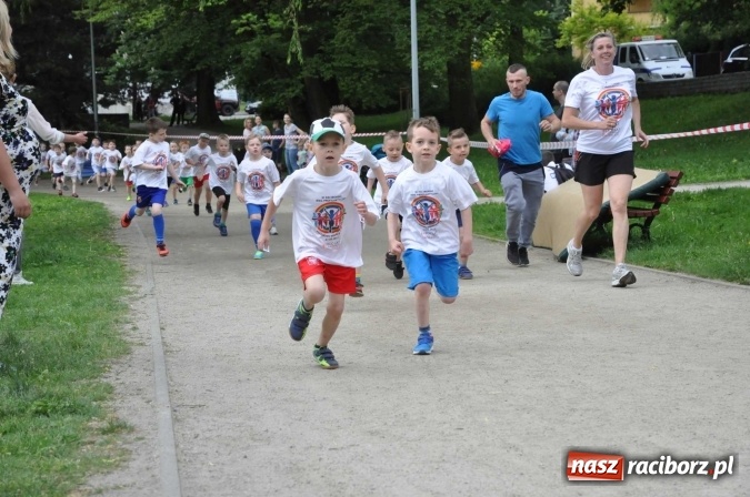 Zdjęcie w galerii na portalu naszraciborz.pl: Pół tysiąca dzieci i młodzieży na XI Biegu Profilaktycznym w parku im. Miasta Roth wiadomości z regionu