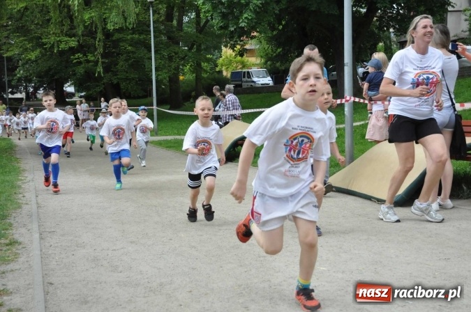 Zdjęcie w galerii na portalu naszraciborz.pl: Pół tysiąca dzieci i młodzieży na XI Biegu Profilaktycznym w parku im. Miasta Roth wiadomości z regionu
