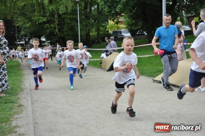 Zdjęcie w galerii na portalu naszraciborz.pl: Pół tysiąca dzieci i młodzieży na XI Biegu Profilaktycznym w parku im. Miasta Roth wiadomości z regionu