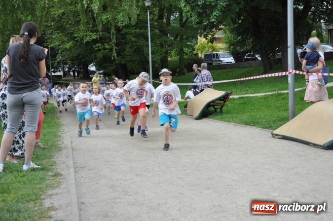 Zdjęcie w galerii na portalu naszraciborz.pl: Pół tysiąca dzieci i młodzieży na XI Biegu Profilaktycznym w parku im. Miasta Roth wiadomości z regionu
