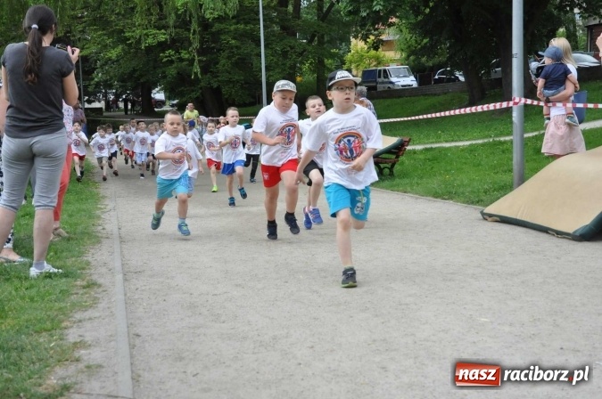 Zdjęcie w galerii na portalu naszraciborz.pl: Pół tysiąca dzieci i młodzieży na XI Biegu Profilaktycznym w parku im. Miasta Roth wiadomości z regionu