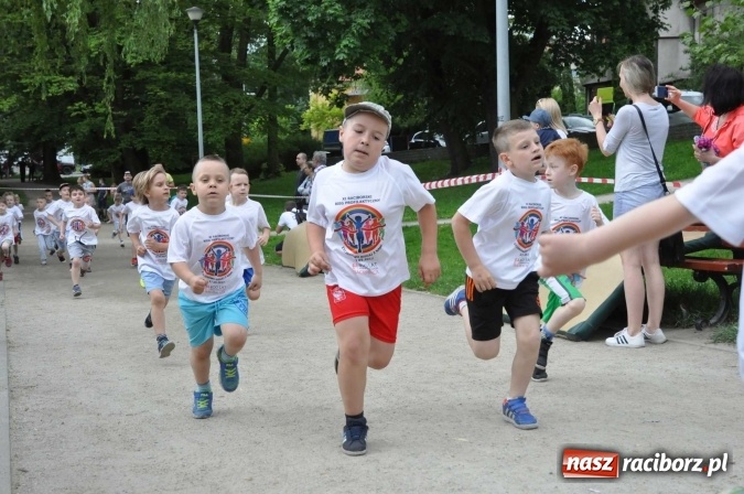 Zdjęcie w galerii na portalu naszraciborz.pl: Pół tysiąca dzieci i młodzieży na XI Biegu Profilaktycznym w parku im. Miasta Roth wiadomości z regionu