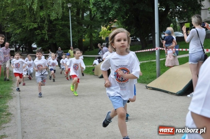 Zdjęcie w galerii na portalu naszraciborz.pl: Pół tysiąca dzieci i młodzieży na XI Biegu Profilaktycznym w parku im. Miasta Roth wiadomości z regionu