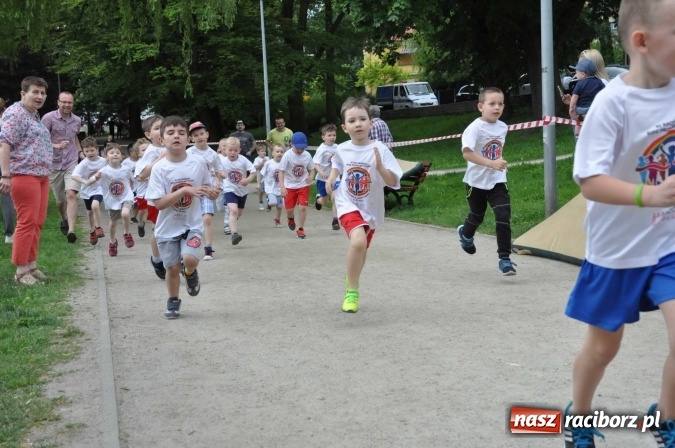 Zdjęcie w galerii na portalu naszraciborz.pl: Pół tysiąca dzieci i młodzieży na XI Biegu Profilaktycznym w parku im. Miasta Roth wiadomości z regionu