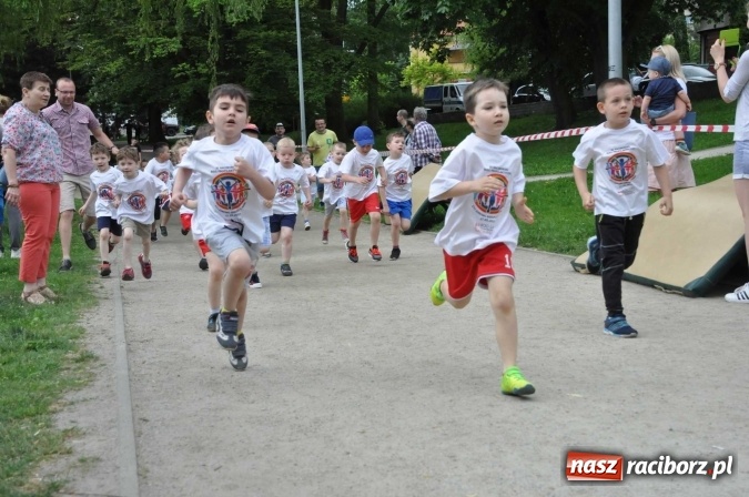 Zdjęcie w galerii na portalu naszraciborz.pl: Pół tysiąca dzieci i młodzieży na XI Biegu Profilaktycznym w parku im. Miasta Roth wiadomości z regionu