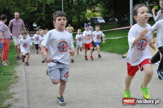 Zdjęcie w galerii na portalu naszraciborz.pl: Pół tysiąca dzieci i młodzieży na XI Biegu Profilaktycznym w parku im. Miasta Roth wiadomości z regionu